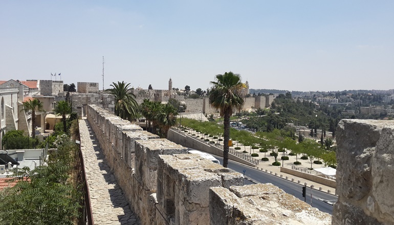 צילום של טיילת החומות בעיר העתיקה ירושלים