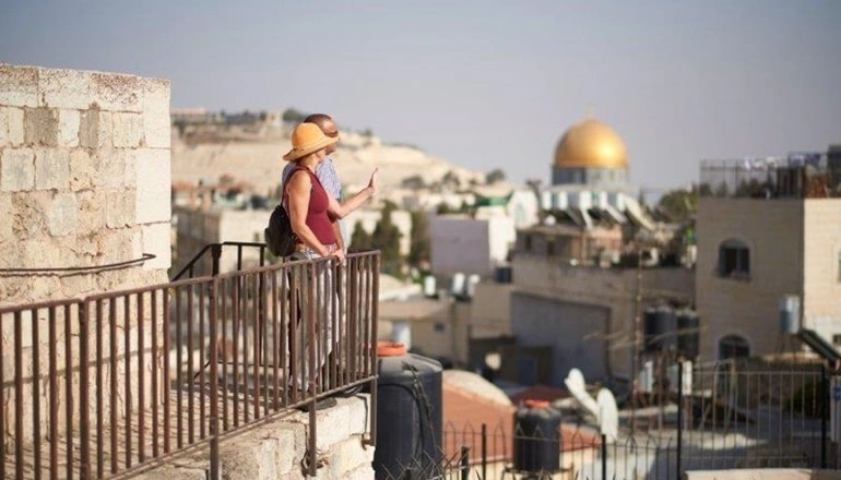 צילום של טיילת החומות בעיר העתיקה ירושלים